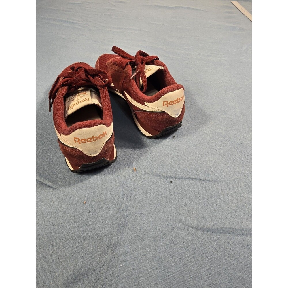 Woman's Athleisure Reebok Classic AZ Sneaker Size 6
